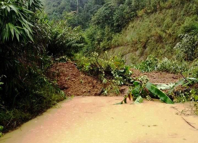 ​Điểm sạt lở ở đường qua x&atilde; Ch&rsquo;ơm, huyện T&acirc;y Giang. Ảnh: D&acirc;n tr&iacute;