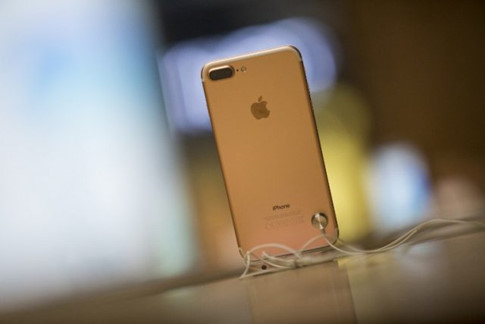 Gi&aacute; b&aacute;n bộ đ&ocirc;i iPhone 7 x&aacute;ch tay tại Việt Nam được nhiều hệ thống b&aacute;n lẻ thay đổi li&ecirc;n tục h&agrave;ng ng&agrave;y. Ảnh: Internet