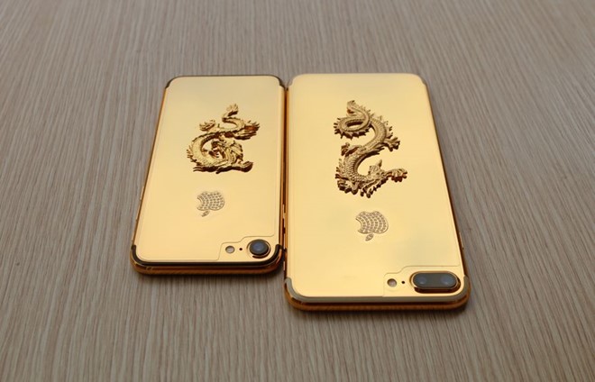 iPhone 7, 7 Plus hiện là mặt hàng hot trên thị trường. Máy về nước hôm 16/9. 2 thiết bị này sở hữu thay đổi nhẹ về thiết kế so với thế hệ trước nhưng nâng cấp phần cứng khá mạnh mẽ với chip A10, camera 12 megapixel cảm biến lớn cho iPhone 7, camera kép cho iPhone 7 Plus, cùng với đó là khả năng chống nước. Ảnh: Zing.vn
