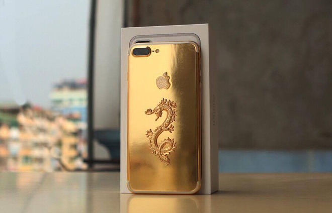Hai mẫu iPhone 7 và 7 Plus đều là phiên bản 128GB nhưng có giá bán lần lượt 80 và 90 triệu đồng, đắt gấp bốn lần mức niêm yết của Apple. Đây là sản phẩm của Karalux - đơn vị chế tác tại Việt Nam. Ảnh: Vnexpress