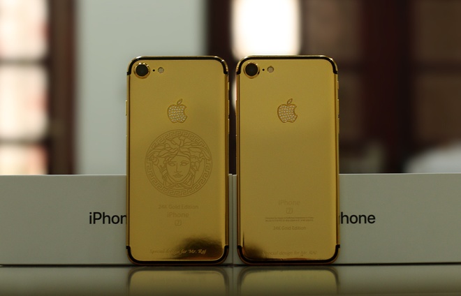 Với các phiên bản iPhone 7 và 7 Plus mạ vàng, người dùng nên hạn chế sử dụng với nước vì trong quá trình độ, thợ phải mổ máy, lớp keo và gioăng cao su bảo vệ nước có thể đã bị ảnh hưởng, không còn giữ được như ban đầu. Ảnh: Vnexpress
