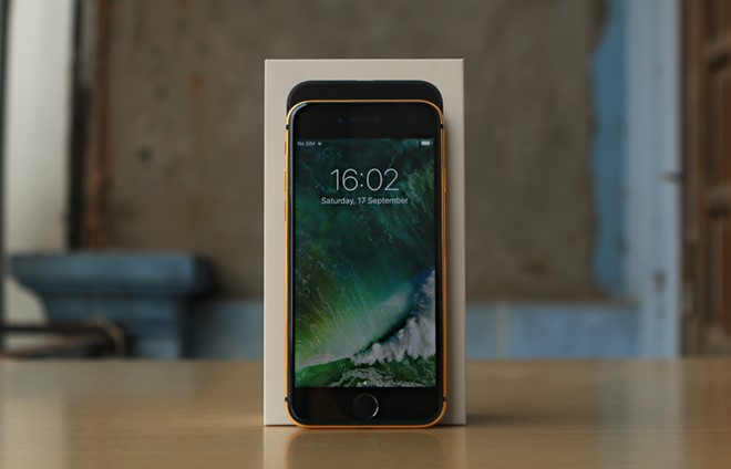 Giá bán của một chiếc iPhone 7 mạ vàng từ 35 đến 46 triệu, iPhone 7 Plus từ 36 đến 48 triệu đồng. Như vậy, chi phí mạ vàng cho một sản phẩm khoảng hơn 10 triệu đồng. Ảnh: Zing.vn