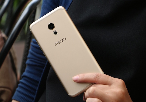 Meizu Pro 6 sở hữu cảm biến v&acirc;n tay, m&agrave;n h&igrave;nh cảm ứng lực 3D Press v&agrave; vỏ kim loại nguy&ecirc;n khối như iPhone 6s. Ảnh: Internet