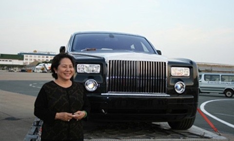 Nữ đại gia Dương Thị Bạch Diệp c&ugrave;ng chiếc Rolls-Royce ch&iacute;nh h&atilde;ng đầu ti&ecirc;n. Ảnh: Internet