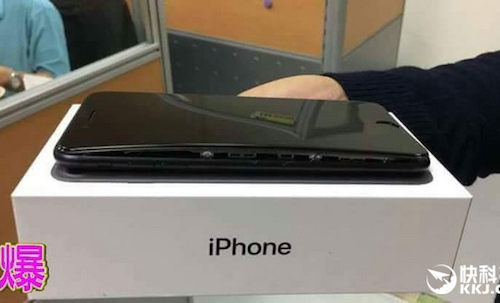 Chiếc iPhone 7 Plus bị t&aacute;ch đ&ocirc;i khi nằm trong hộp. Ảnh: Internet