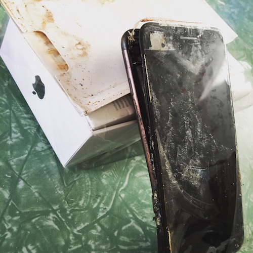 Chiếc iPhone 7 ph&aacute;t nổ khi c&ograve;n trong hộp. Ảnh: Reddit