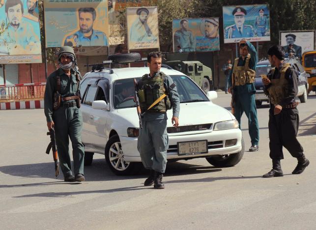 Chi&ecirc;́n sự Syria: Cảnh s&aacute;t Afghanistan canh giữ ở trung t&acirc;m th&agrave;nh phố Kunduz, Afghanistan ng&agrave;y 03 th&aacute;ng 10 năm 2016.