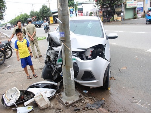 Tai nạn giao th&ocirc;ng nghi&ecirc;m trọng ng&agrave;y 8/10: Xế hộp h&uacute;c trụ đ&egrave;n, t&agrave;i xế đạp cửa tho&aacute;t th&acirc;n