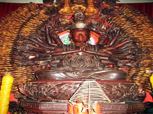 Tượng Phật B&agrave; ngh&igrave;n mắt ngh&igrave;n tay bị kẻ gian bẻ mất tay ch&acirc;n
