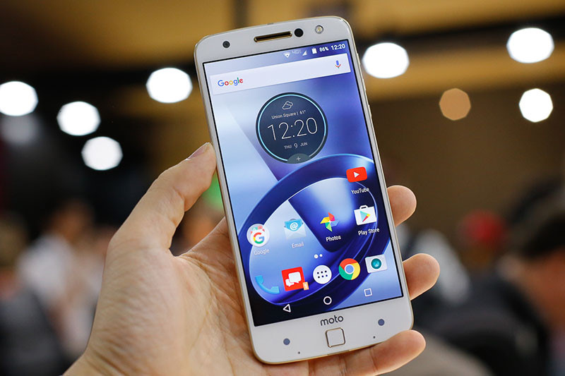 Moto Z Force được trang bị camera độ ph&acirc;n giải l&ecirc;n tới 21MP v&agrave; m&agrave;n h&igrave;nh kh&ocirc;ng thể vỡ. Ảnh: Intenet