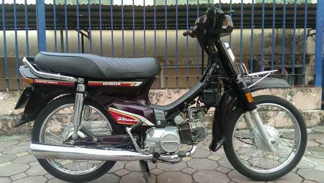 Chiếc Honda Dream II đăng k&yacute; năm 1998, chạy 20.000 km v&agrave; t&igrave;nh trạng c&ograve;n tốt được rao b&aacute;n với gi&aacute; 50 triệu đồng ở H&agrave; Nội. Ảnh: Zing.vn