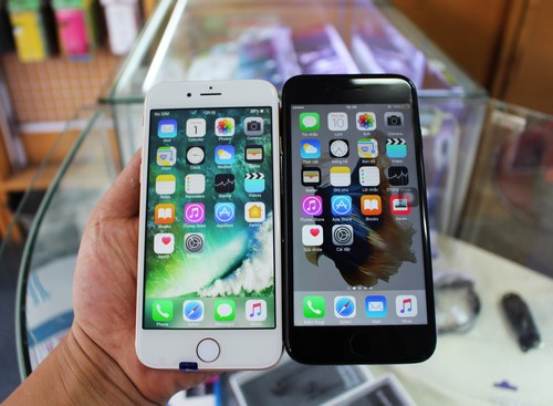 Rất kh&oacute; ph&acirc;n biệt iPhone 7 h&agrave;ng nh&aacute;i (b&ecirc;n tr&aacute;i) v&agrave; h&agrave;ng thật. Ảnh: VNE