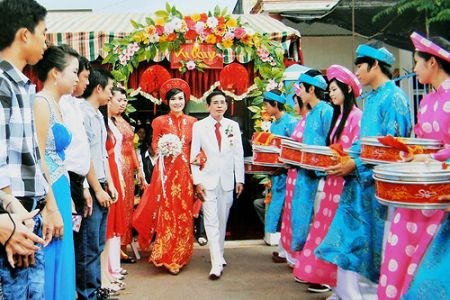 Đại gia L&ecirc; &Acirc;n v&agrave; người vợ k&eacute;m &ocirc;ng 55 tuổi. Ảnh: Internet