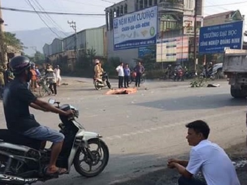Tai nạn giao th&ocirc;ng nghi&ecirc;m trọng ng&agrave;y 16/10: Đ&ocirc;i nam nữ tử vong sau c&uacute; đ&acirc;m của &ocirc; t&ocirc; biển đỏ