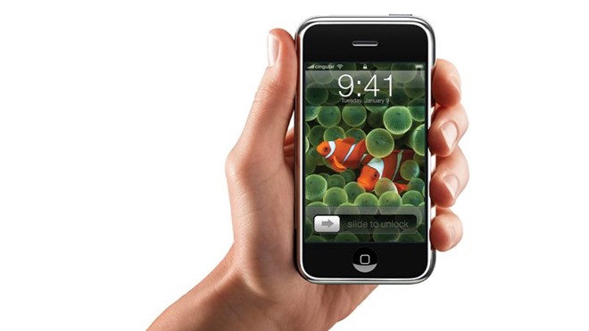 iPhone 3G: hư tên gọi, đây là chiếc iPhone với khả năng kết nối mạng 3G tốc độ cao, định vị toàn cầu GPS và bộ phần mềm iPhone 2.0 hỗ trợ Microsoft Exchange ActiveSync, cùng với đó là hàng trăm các ứng dụng thuộc 3 bộ ứng dụng riêng được tạo nên bởi iPhone SDK. Sản phẩm đã tạo nên cơn sốt toàn cầu và giúp Apple trở thành một trong những công ty giá trị nhất trên thế giới. Ảnh: Internet