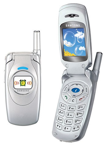 Samsung S300: S300 là mẫu điện thoại màn hình màu kép đầu tiên của Samsung. Thiết kế nắp gập, kiểu dáng đẹp, hiệu ứng màn hình tuyệt vời và âm thanh nhạc chuông đa âm, S300 được ưa chuộng bởi các tín đồ của thời trang. Ảnh: Internet