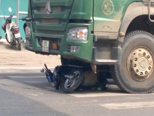 Tai nạn giao th&ocirc;ng nghi&ecirc;m trọng ng&agrave;y 21/10: Tai nạn kinh ho&agrave;ng, hai vợ chồng chết tại chỗ