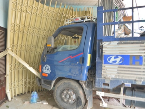 Tai nạn giao th&ocirc;ng nghi&ecirc;m trọng ng&agrave;y 21/10: Tai nạn kinh ho&agrave;ng, hai vợ chồng chết tại chỗ