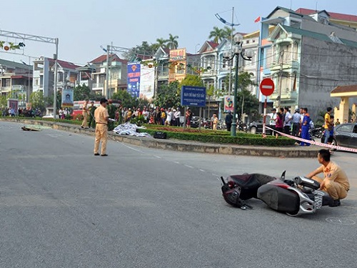 Lực lượng cảnh s&aacute;t giao th&ocirc;ng TP Y&ecirc;n B&aacute;i kh&aacute;m nghiệm hiện trường vụ tai nạn giao th&ocirc;ng. Ảnh: B&aacute;o C&ocirc;ng An Nh&acirc;n D&acirc;n 