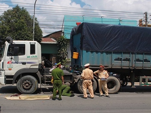 Tai nạn giao th&ocirc;ng ng&agrave;y 27/10: Băng qua đường, nữ sinh lớp 11 bị container c&aacute;n tử vong