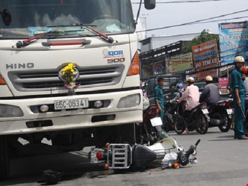 Tai nạn giao th&ocirc;ng nghi&ecirc;m trọng ng&agrave;y 3/11: Hai nữ sinh bị k&eacute;o l&ecirc; dưới gầm xe tải