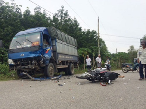 Tai nạn giao th&ocirc;ng ng&agrave;y 4/11: Xe m&aacute;y đấu đầu xe tải, 1 người chết, 2 người nguy kịch