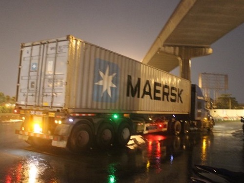 Tai nạn giao th&ocirc;ng ng&agrave;y 5/11: Kh&oacute;c ngất trước thi thể mẹ v&agrave; vợ tương lai bị container c&aacute;n chết