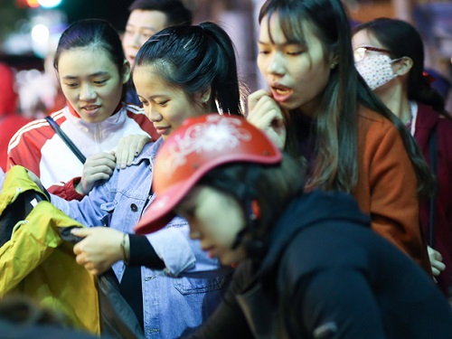 H&agrave; Nội: Nhiệt độ giảm s&acirc;u, thị trường quần &aacute;o m&ugrave;a đ&ocirc;ng tăng nhiệt