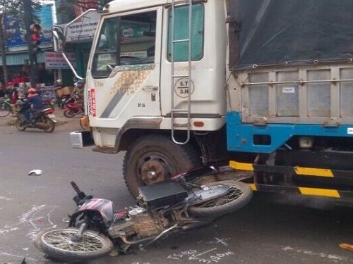 Tai nạn giao th&ocirc;ng mới nhất ng&agrave;y 11/11: Nam thanh ni&ecirc;n bị văng xa 20m tử vong