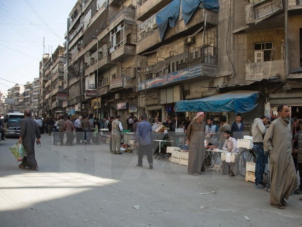 Chiến sự Syria: Người d&acirc;n Syria tại th&agrave;nh phố Aleppo ng&agrave;y 30/10. Nguồn: AFP/TTXVN