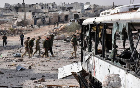  Chiến sự Syria: Hiện trường một vụ tấn c&ocirc;ng ở Aleppo, Syria. Ảnh: AFP