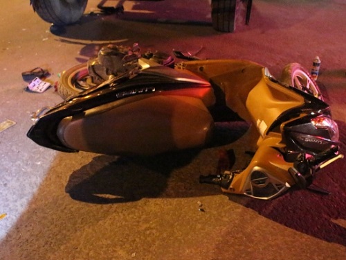 Tai nạn giao th&ocirc;ng mới nhất ng&agrave;y 16/11: C&ocirc; g&aacute;i bị xe tải cuốn v&agrave;o gầm k&eacute;o l&ecirc; tr&ecirc;n đường