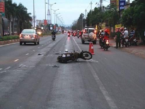 Tai nạn giao th&ocirc;ng mới nhất ng&agrave;y 17/11: Xe chở xăng dầu lao xuống vực, 2 người thương vong