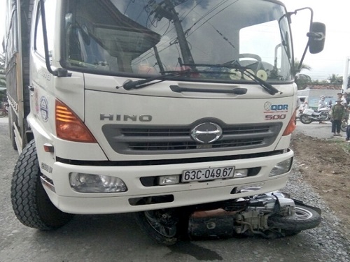 Tai nạn giao th&ocirc;ng mới nhất ng&agrave;y 18/11: 2 b&agrave; ch&aacute;u bị xe m&aacute;y t&ocirc;ng trực diện, b&eacute; trai văng xa 5m
