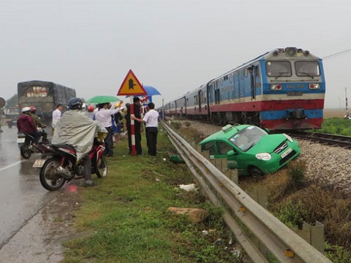 Tai nạn giao th&ocirc;ng nghi&ecirc;m trọng ng&agrave;y 19/11: Xe kh&aacute;ch n&aacute;t đầu, 9 người nhập viện