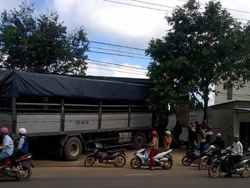 Tai nạn giao th&ocirc;ng nghi&ecirc;m trọng nhất ng&agrave;y 25/11: Vợ chết tại chỗ, chồng bị thương