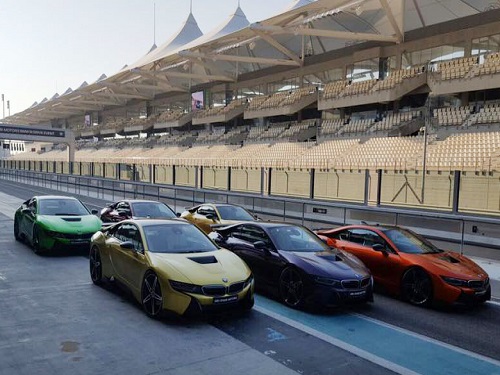 Cho&aacute;ng ngợp với d&agrave;n si&ecirc;u xe BMW i8 bảy sắc cầu vồng