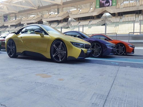Cho&aacute;ng ngợp với d&agrave;n si&ecirc;u xe BMW i8 bảy sắc cầu vồng