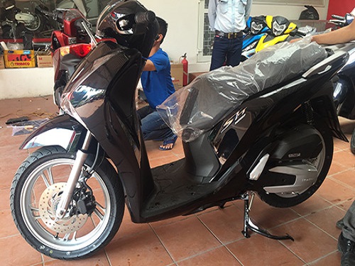 Honda SH 2017 khan hiếm h&agrave;ng, đội gi&aacute; l&ecirc;n 108 triệu đồng