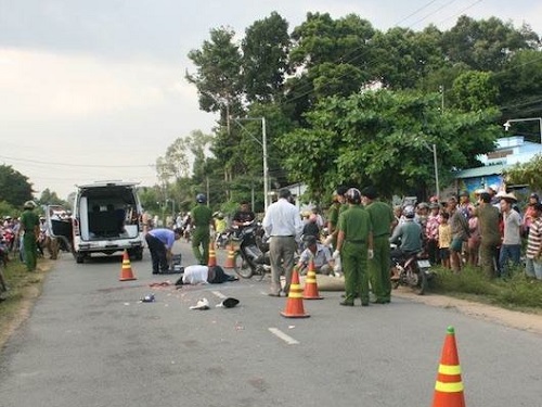 Tai nạn giao th&ocirc;ng ng&agrave;y 30/11: B&aacute;nh xe tải c&aacute;n qua người, hai nạn nh&acirc;n chết tại chỗ