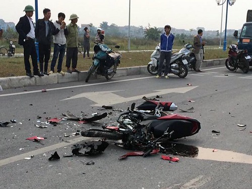 Tai nạn giao th&ocirc;ng nghi&ecirc;m trọng ng&agrave;y 5/12: &Ocirc; t&ocirc; đ&aacute;m cưới đ&acirc;m xe tải, 11 người nhập viện