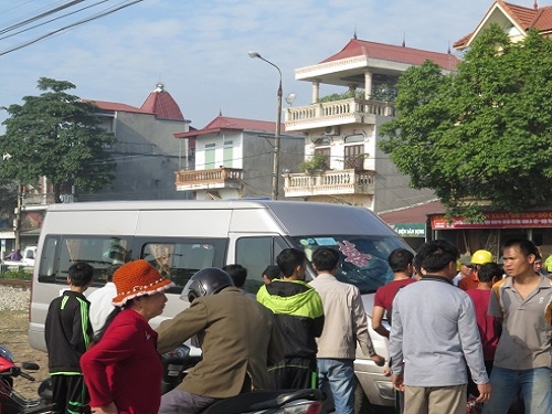 Tai nạn giao th&ocirc;ng nghi&ecirc;m trọng ng&agrave;y 5/12: &Ocirc; t&ocirc; đ&aacute;m cưới đ&acirc;m xe tải, 11 người nhập viện