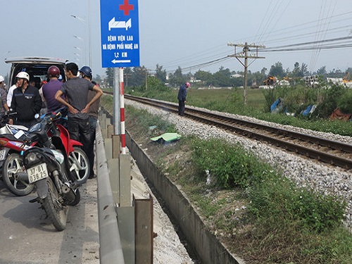 Tai nạn giao th&ocirc;ng ng&agrave;y 6/12: Đứng tr&ecirc;n đường ray nghe điện thoại bị t&agrave;u hỏa đ&acirc;m chết