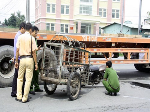 Tai nạn giao th&ocirc;ng ng&agrave;y 6/12: Đứng tr&ecirc;n đường ray nghe điện thoại bị t&agrave;u hỏa đ&acirc;m chết