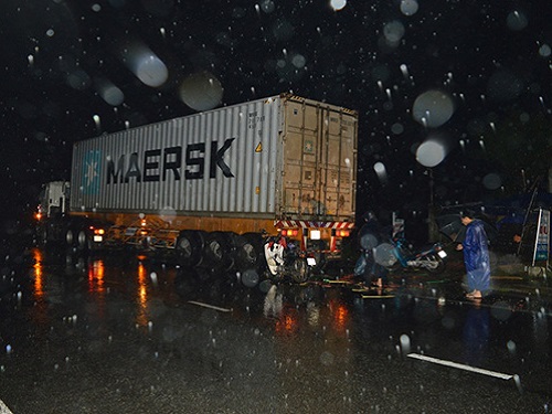 Tai nạn giao th&ocirc;ng ng&agrave;y 9/12: Đ&acirc;m v&agrave;o đu&ocirc;i xe container, 4 học sinh thương vong