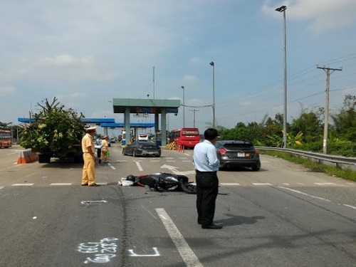 Tai nạn giao th&ocirc;ng ng&agrave;y 9/12: Đ&acirc;m v&agrave;o đu&ocirc;i xe container, 4 học sinh thương vong