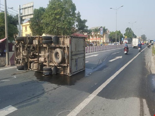 Tai nạn giao th&ocirc;ng ng&agrave;y 9/12: Đ&acirc;m v&agrave;o đu&ocirc;i xe container, 4 học sinh thương vong