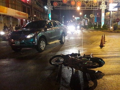 Tai nạn giao th&ocirc;ng ng&agrave;y 13/12: Xe b&aacute;n tải h&uacute;c văng 2 xe m&aacute;y dừng đ&egrave;n đỏ, 3 người thương vong
