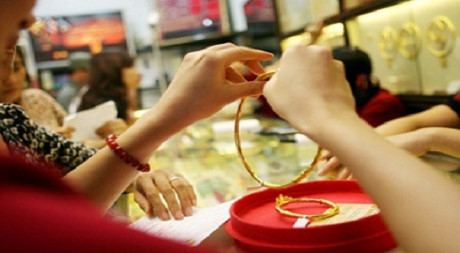 Khoảng c&aacute;ch giữa v&agrave;ng trong nước v&agrave; thế giới ng&agrave;y c&agrave;ng lớn