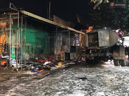 Hiện trường vụ ch&aacute;y nổ tại một c&acirc;y xăng ở TP Hồ Ch&iacute; Minh